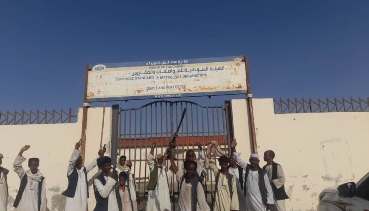 محتجون يغلقون مباني حكومية بمنطقة اوسيف شمال البحر الأحمر