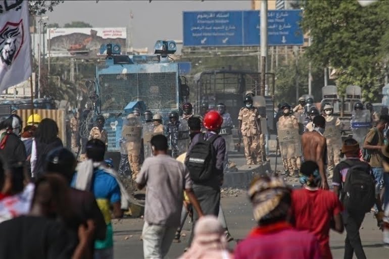 أطباء السودان تكشف عن دهس بسيارات القوات الامنية وعشرات الاصابات الخطيرة وسط المتظاهرين
