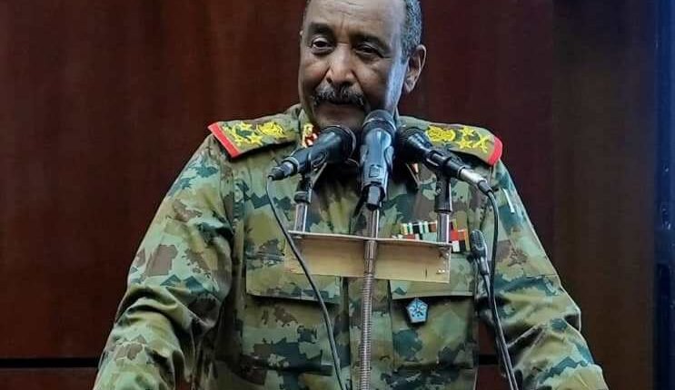 البرهان يصدر قرارات بإعادة تشكيل هيئة أركان الجيش السوداني واحالة ضباط برتبة فريق أول إلى التقاعد