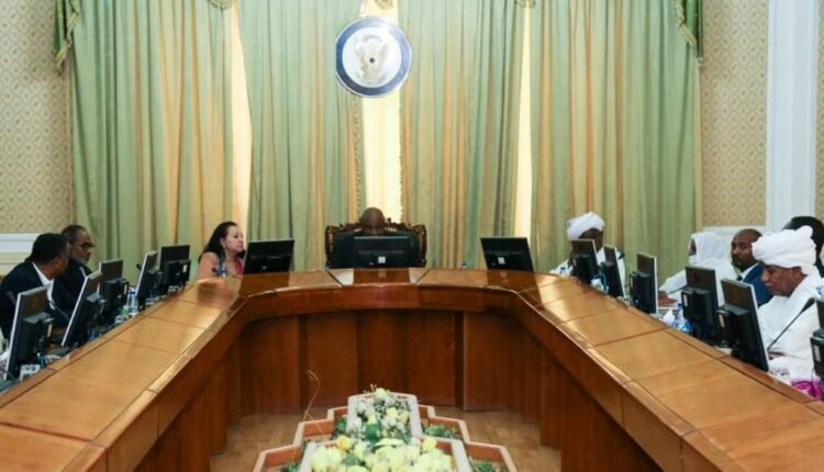 5 من أعضاء مجلس السيادة السوداني يبحثون مع الحرية والتغيير سلبيات حوار الآلية الثلاثية