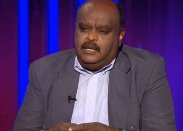 السودان.. مستشار حمدوك السابق يصف حوار الالية الثلاثية بـ”الثرثرة والونسة”