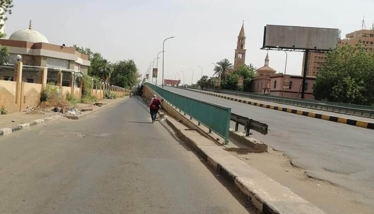 السلطات تغلق جسرًا بالخرطوم ومواجهات بين الشرطة ومتظاهرين