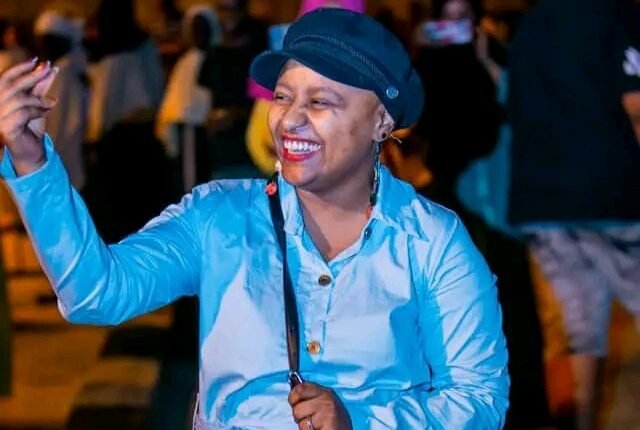 بالفيديو.. زملاء الفنانة منى مجدي بـ(كورال كلية الموسيقى) يرسمون لوحة فنية في استقبالها بمطار الخرطوم.. أصحاب يزرعون الفرح في زمن الإحباط