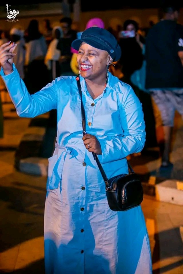 بالفيديو.. زملاء الفنانة منى مجدي بـ(كورال كلية الموسيقى) يرسمون لوحة فنية في استقبالها بمطار الخرطوم.. أصحاب يزرعون الفرح في زمن الإحباط