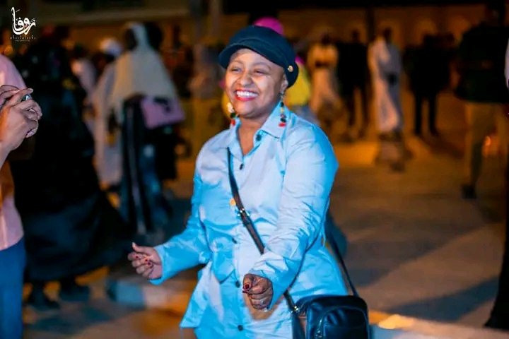 بالفيديو.. زملاء الفنانة منى مجدي بـ(كورال كلية الموسيقى) يرسمون لوحة فنية في استقبالها بمطار الخرطوم.. أصحاب يزرعون الفرح في زمن الإحباط