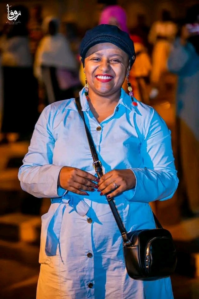 بالفيديو.. زملاء الفنانة منى مجدي بـ(كورال كلية الموسيقى) يرسمون لوحة فنية في استقبالها بمطار الخرطوم.. أصحاب يزرعون الفرح في زمن الإحباط