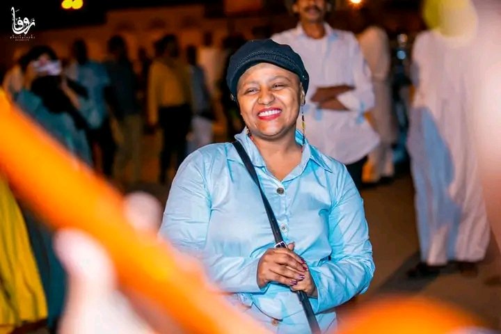 بالفيديو.. زملاء الفنانة منى مجدي بـ(كورال كلية الموسيقى) يرسمون لوحة فنية في استقبالها بمطار الخرطوم.. أصحاب يزرعون الفرح في زمن الإحباط