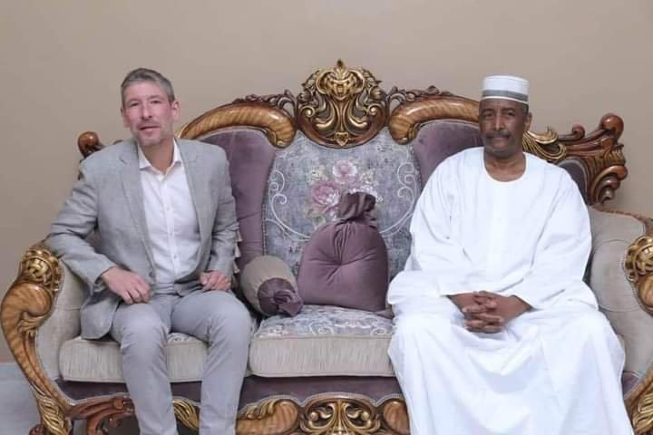 السفير البريطاني يزور البرهان في قندتو ويبحث معه انسحاب الجيش وتشكيل حكومة مدنية