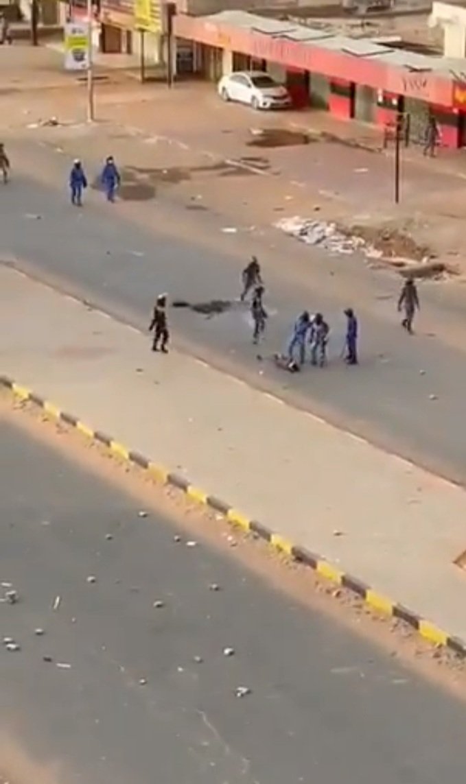 بالفيديو .. السودان : مقتل مواطن اثناء إطلاق قوات نظامية الرصاص في مظاهرات 30 يونيو وتركله على الأرض بالفيديو .. السودان : مقتل مواطن اثناء إطلاق قوات نظامية الرصاص في مظاهرات 30 يونيو وتركله على الأرض
