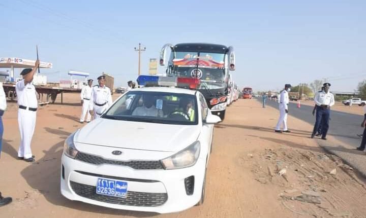 بالصورة.. شرطة المرور تطلق صافرة تفويج المركبات من الخرطوم