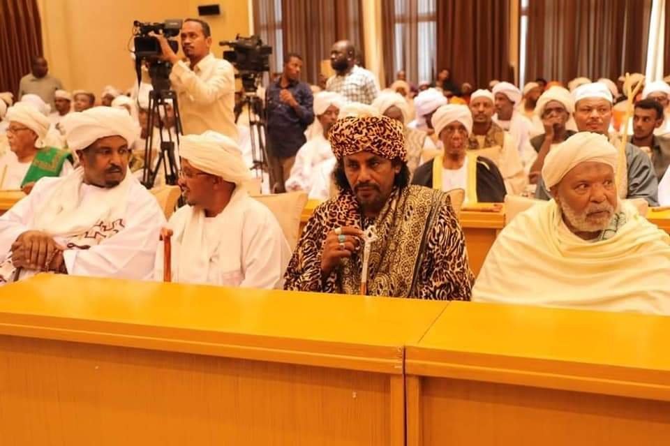 بعد ظهور احد شيوخها بزي مثير للجدل .. الطريقة العركية القادرية تتبرأ من المشاركة في مبادرة أهل السودان