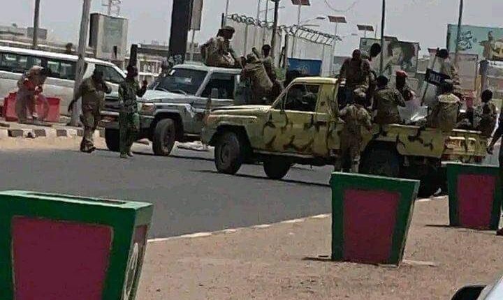 مع انطلاق مليونية 25 أغسطس.. قوات الجيش تغلق شارع المطار بالخرطوم