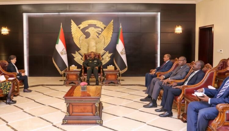 البرهان يبلغ مسؤولََا فرنسيََا موقف المكون العسكري من اختيار رئيس وزراء