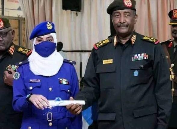 الكلية الحربية السودانية تحتفي بتخريج أول امرأة في الطيران الحربي ورئيس هيئة أركان الجيش يعلن : حددنا أهدافنا رغم المغرضين