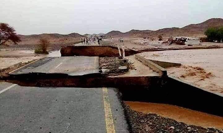 بالصورة.. السيول تجرف طريق قومي مهم في السودان وتوقف حركة المرور