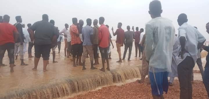 بالصورة.. السيول تجرف طريق قومي مهم في السودان وتوقف حركة المرور