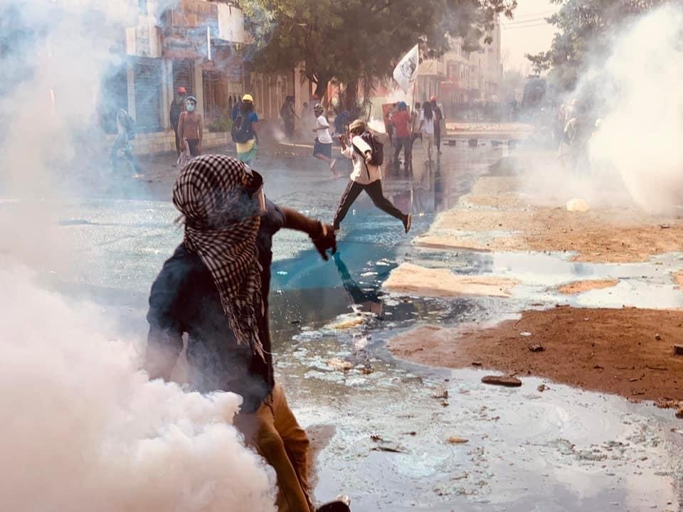 إصابة عشرات المتظاهرين و5 ضباط في احتجاجات بالخرطوم والشرطة تقر باطلاق الغاز المسيل لتفريقهم