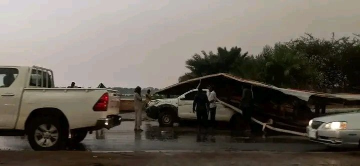 بالصور .. سقوط حاوية من جسر بالخرطوم واعمدة إنارة واسلاك كهربائية وأمطار ورياح تقتلع أشجار ضخمة ولوحات إعلانية بالشوارع ومحلات بسوق الخرطوم 2