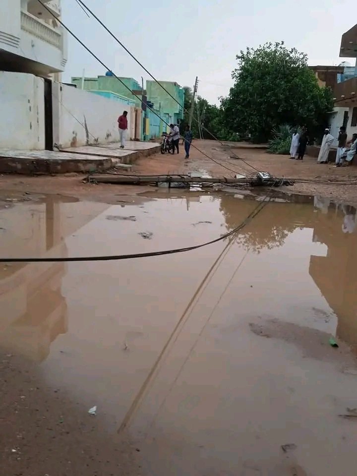 بالصور .. سقوط حاوية من جسر بالخرطوم واعمدة إنارة واسلاك كهربائية وأمطار ورياح تقتلع أشجار ضخمة ولوحات إعلانية بالشوارع ومحلات بسوق الخرطوم 2