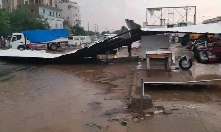 بالصور .. سقوط حاوية من جسر بالخرطوم واعمدة إنارة واسلاك كهربائية وأمطار ورياح تقتلع أشجار ضخمة ولوحات إعلانية بالشوارع ومحلات بسوق الخرطوم 2