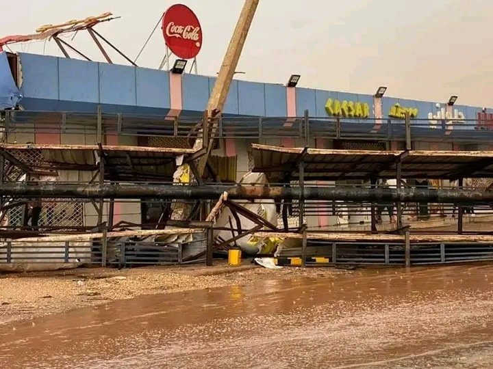 بالصور .. سقوط حاوية من جسر بالخرطوم واعمدة إنارة واسلاك كهربائية وأمطار ورياح تقتلع أشجار ضخمة ولوحات إعلانية بالشوارع ومحلات بسوق الخرطوم 2