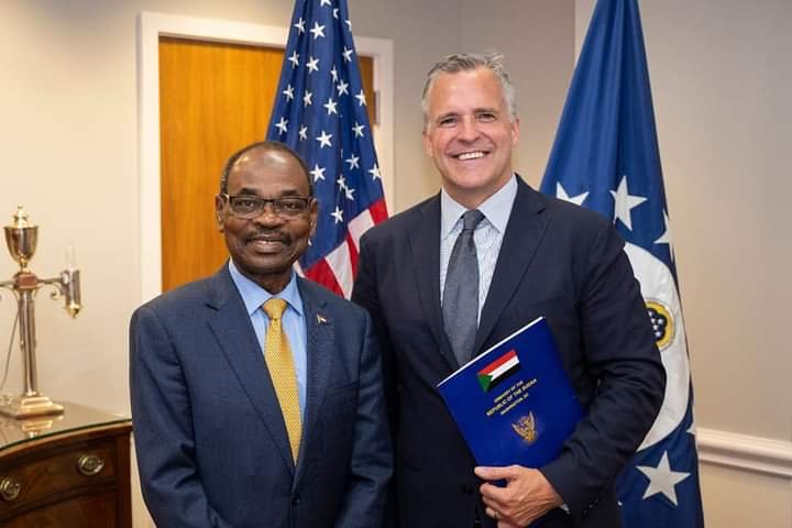 سفير السودان لدى واشنطن يسلم أوراق اعتماده لموظف بالخارجية الأمريكية