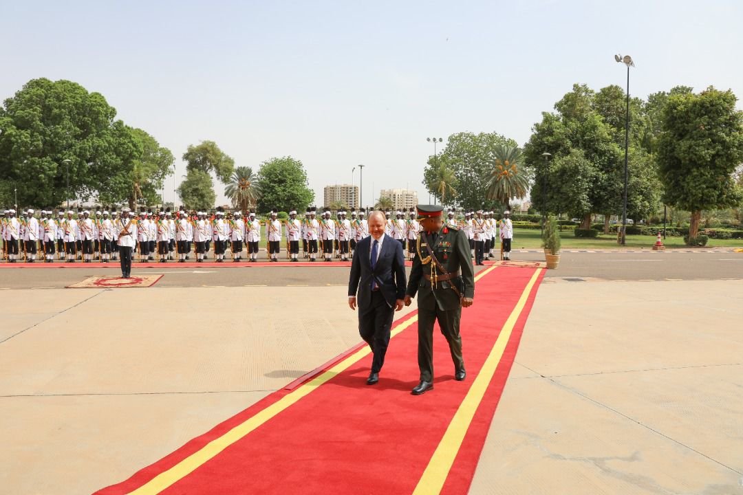 عاجل : البرهان يتسلم أوراق إعتماد سفير أمريكا الجديد لدى السودان في إستقبال عسكري ضخم بالقصر الجمهوري (بالصور)