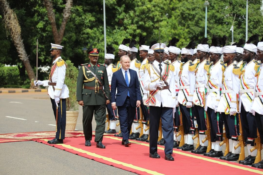 عاجل : البرهان يتسلم أوراق إعتماد سفير أمريكا الجديد لدى السودان في إستقبال عسكري ضخم بالقصر الجمهوري (بالصور)
