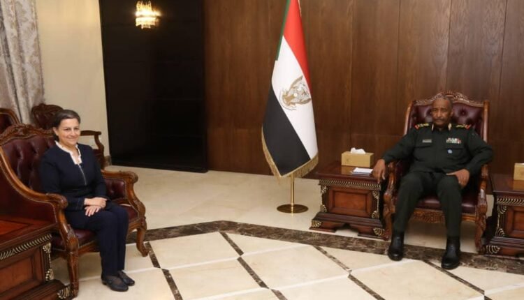 البرهان يتلقى رسائل من ماكرون وافورقي