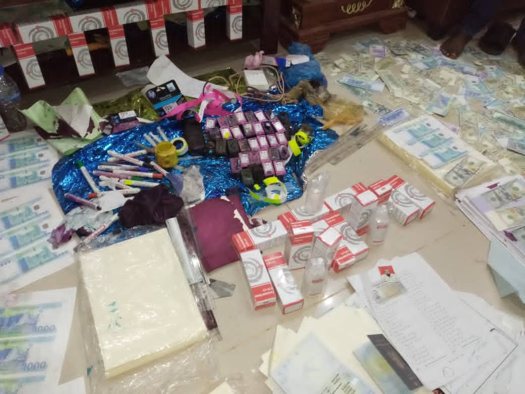عاجل.. السودان : مداهمة أخطر عصابة إجرامية بزي قوات نظامية تعمل في تزوير العملة بأجهزة حديثة ضبط بحوزتها ملايين الدولارات المزيفة