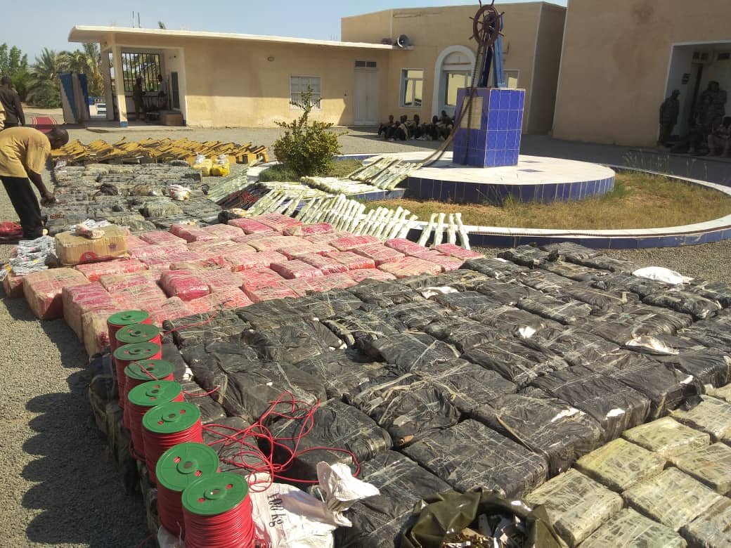 بالصورة.. الجيش السوداني يضبط قارب يستغله اجانب على متنه كميات ضخمة من الأسلحة والمتفجرات الخطيرة