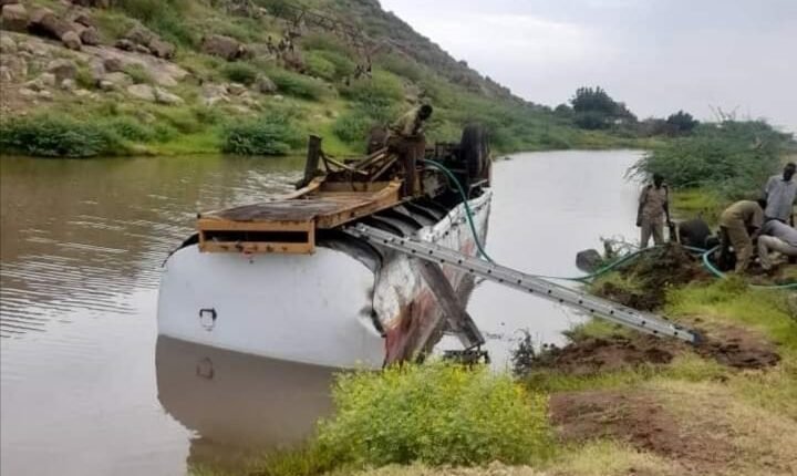 السودان.. الشرطة تنقذ شاحنة وقود سقطت في النهر
