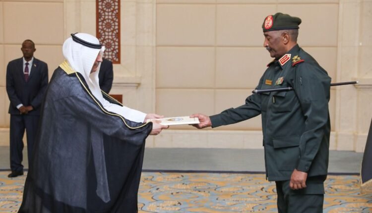 السفير الكويتي يقدم أوراق اعتماده إلى البرهان ويعلن تأكيدات بشأن مساعدة السودان اقتصاديا