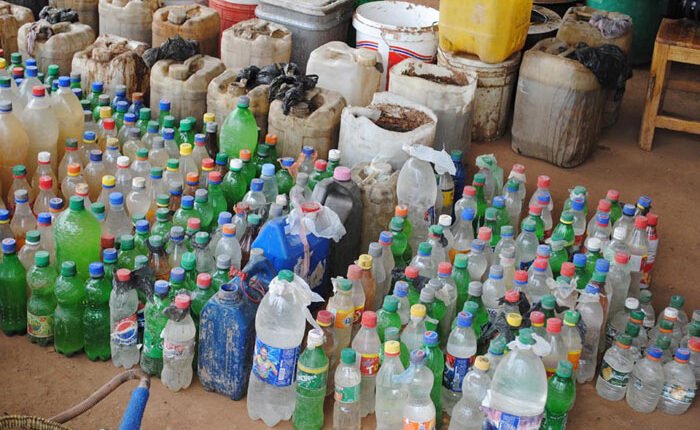 السودان : السجن والغرامة على متهم بحيازة 32 جركانة خمور “عرقي”