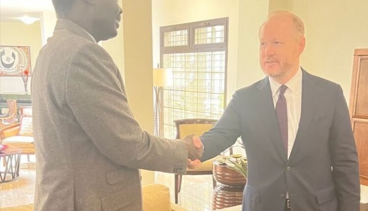 مناوي والسفير الأمريكي يناقشان تشكيل الحكومة في السودان