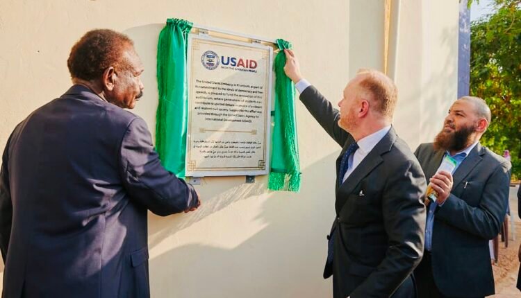 السفير الأمريكي يفتتح قاعة بجامعة خاصة في السودان ويحدد مهامها