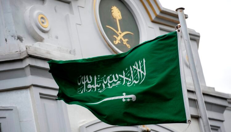 السعودية تعلن شروط جديدة ورسوم تجديد الإقامة للوافدين والمرافقين