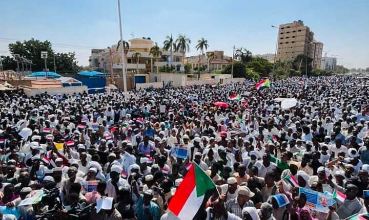 مسيرة حاشدة أمام مقر بعثة يونيتامس رفضََا للتسوية الثنائية في السودان مع العسكريين