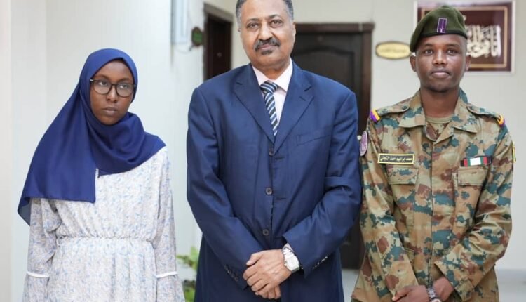 البرهان يكرم أولى الشهادة السودانية وجندي في القوات المسلحة