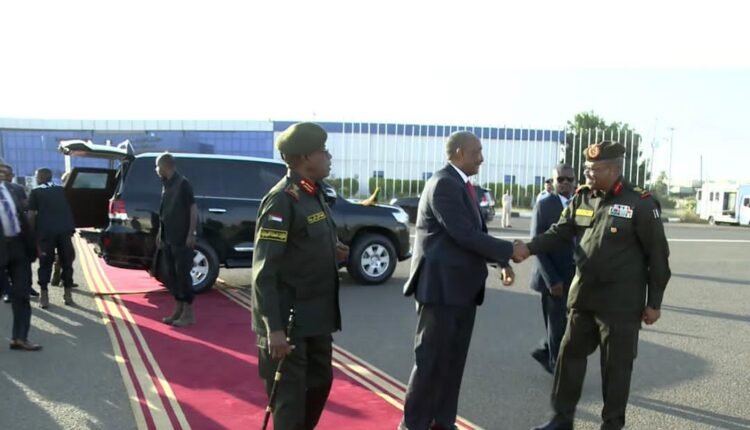 البرهان يغادر إلى إثيوبيا برفقة مدير المخابرات ورئيس الاستخبارات العسكرية