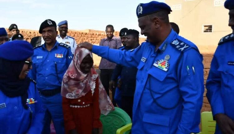 وزير الداخلية السوداني يكرم طالبة يتيمة متفوقة ويهديها درعََا رفيعََا