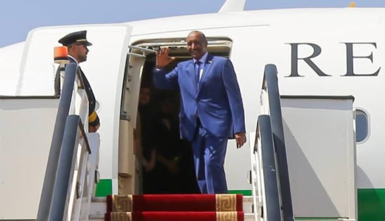 السودان.. البرهان يغادر إلى الجزائر