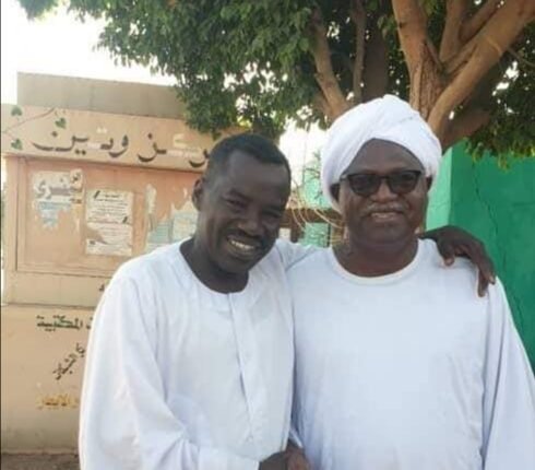 السودان.. والي يعتذر لصحفي بعد اساءات عنصرية