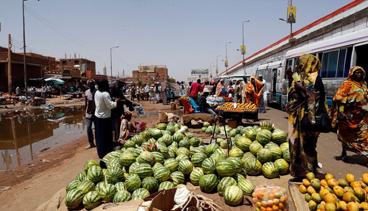 قوة أمنية تداهم  سوق كبير في الخرطوم