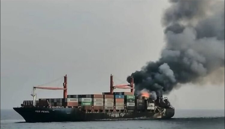 غرق سفينة حاويات بسواحل السودان يهدد بكارثة في البحر الأحمر