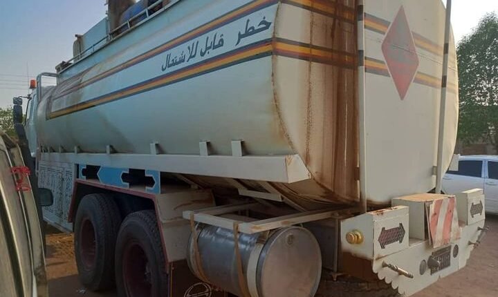 السودان.. ضبط شاحنة وقود مهرب محملة بآلاف البراميل