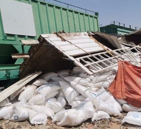 بالصورة.. قطار يدهس شاحنة في السودان