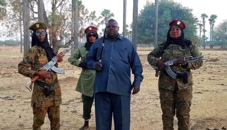 بالفيديو.. قائد حركة مسلحة في السودان يهدد بإطلاق النار على رجال شرطة المرور