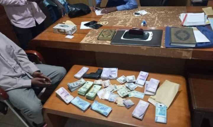 ضبط أجنبي يتاجر في العملات بحوزته آلاف العملات في الخرطوم