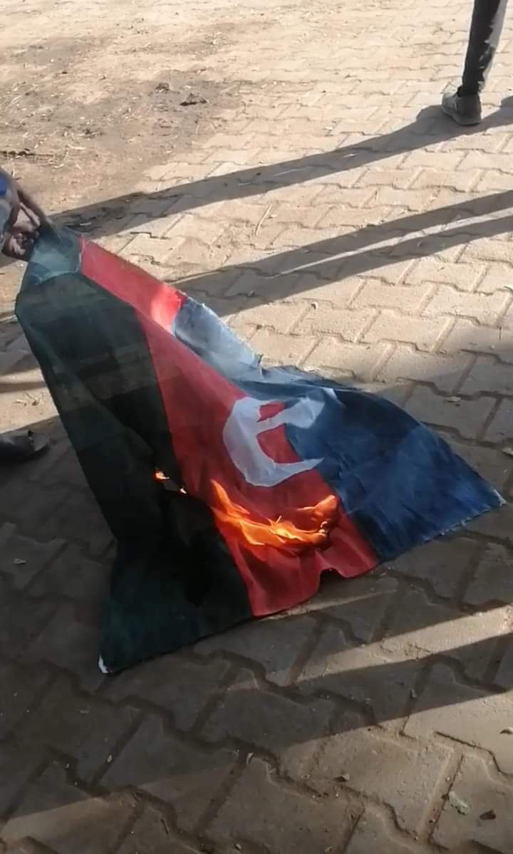 متظاهرون في السودان يحرقون شعارات أحزاب مشاركة في التسوية